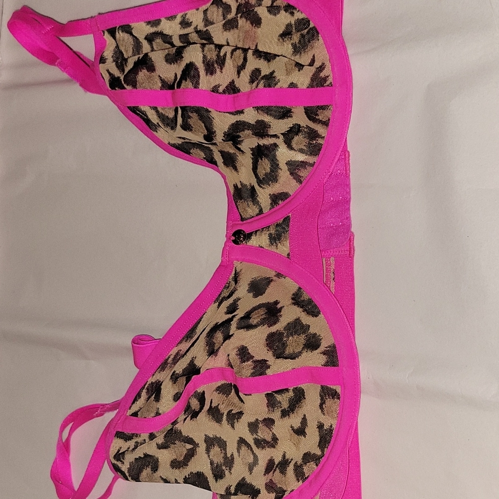 Cacique 42B, leopard print and pink trim